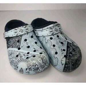 Crocs Juniors Size 2 Clog Shoes Fuzzy Lined Bandana Paisley Print Blue Black...